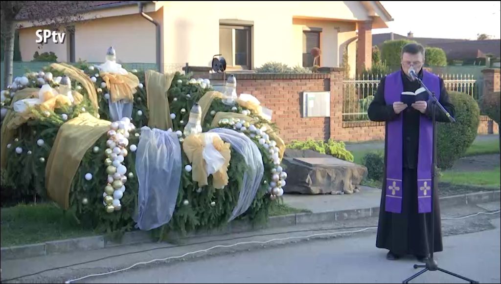 Izsapon Is Meggyújtották Az 1 Gyertyát Az Adventi Koszorún